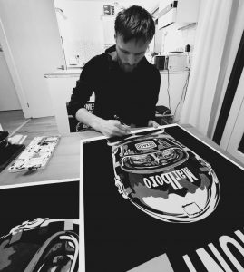 Mehr über den Artikel erfahren IBN Stuttgart: Exhibition Presenting Kevin Gallagher´s fusion of art and automotive culture!